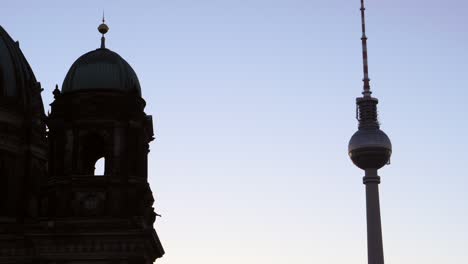 Fernsehturm-in-Berlin-at-amanecer