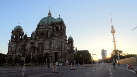 Ciclista-pasando-la-catedral-de-Berlín-al-amanecer