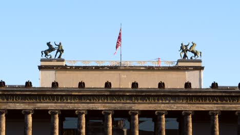 Bandera-en-la-cima-del-Museo-Altes