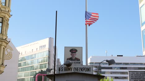US-Flagge-über-Dem-Checkpoint-Charlie