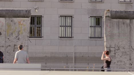 Turistas-caminando-por-la-brecha-en-el-muro-de-Berlín