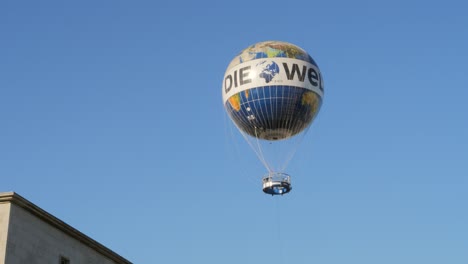 Die-Welt-Balloon-Berlin-Close-Up