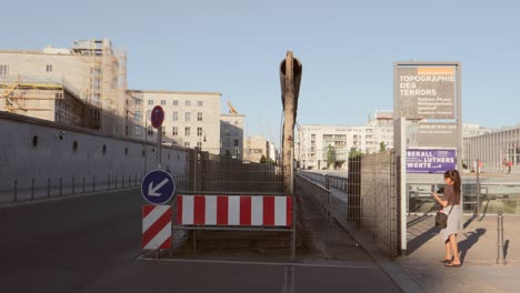 Turista-fotografiando-el-Muro-de-Berlín-Memorial