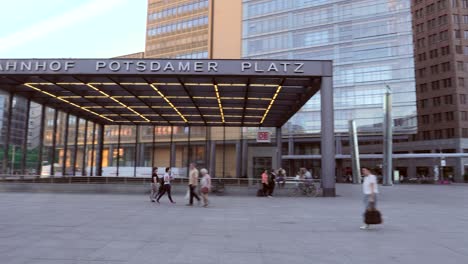 Panorámica-a-través-de-la-entrada-Bahnhof-Potsdamer-Pltaz
