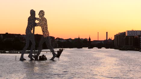 Molecule-Man-on-the-River-Spree-Berlin