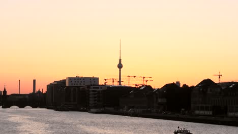 Sonnenuntergang-über-Der-Silhouette-Der-Berliner-Skylineberlin