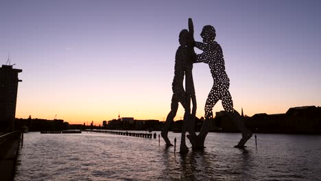 Berliner-Skyline-Und-Molekülmann-Silhouette-Bei-Sonnenuntergang