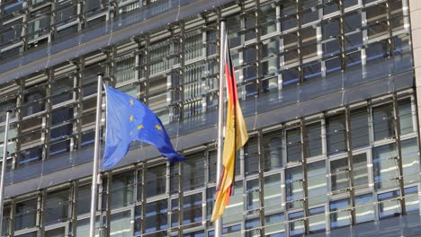 Deutsche-Und-Eu-flaggen-Wehen-In-Berlin