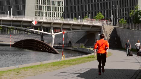 Mann-Läuft-In-Der-Nähe-Der-Spree