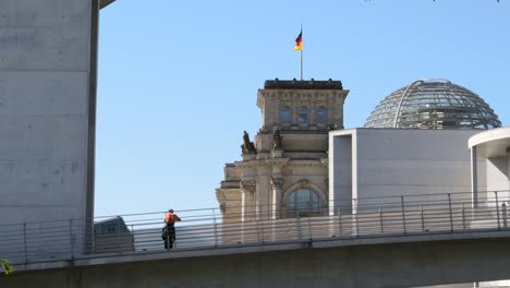 Mann-Mit-Blick-Auf-Das-Reichstagsgebäude