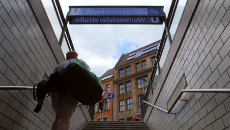 Eingang-Zur-U-Bahn-Station-Weinmeisterstraße