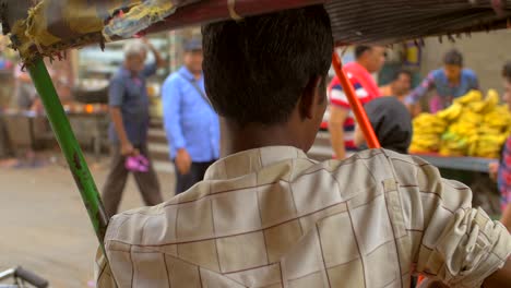 Primer-plano-de-un-hombre-sentado-en-un-rickshaw