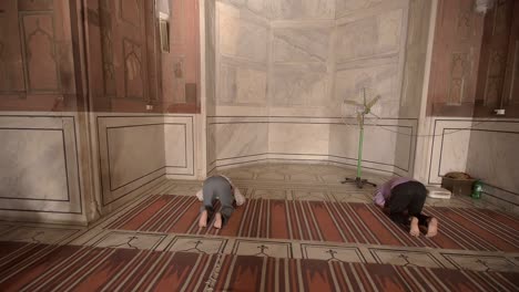 People-Kneeling-to-Pray-in-jama-Masjid-Delhi
