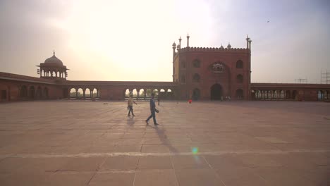 Gente-caminando-por-Jama-Masjid-Delhi