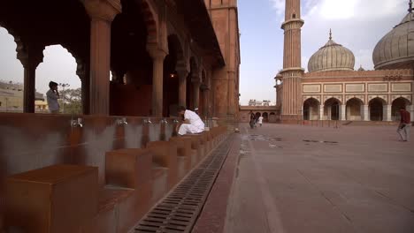 People-Bathing-in-Jama-Masjid