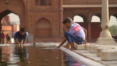 Adoradores-que-se-lavan-en-Jama-Masjid