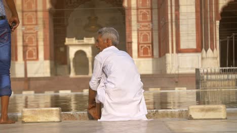 Hombre-limpiando-en-el-templo-indio