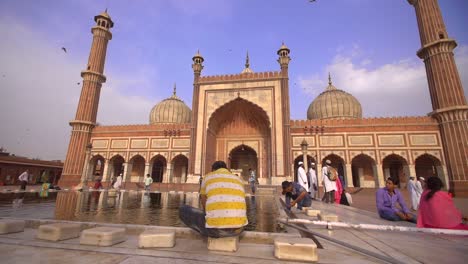 Worshippers-Bathing-at-Jama-Masjid-Delhi-India