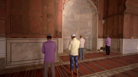 Panning-Shot-of-Worshippers-in-Jama-Masjid