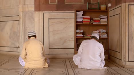 Zwei-Anbeter-In-Jama-Masjid