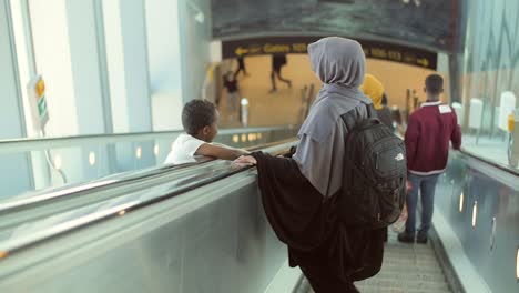 Madre-e-hijo-viajando-por-un-aeropuerto