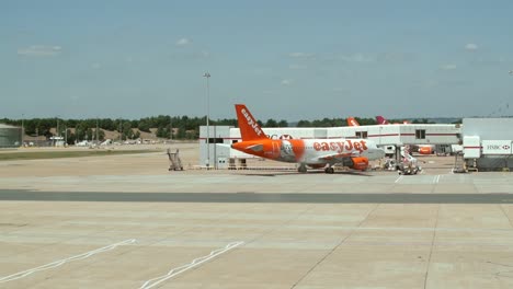 EasyJet-Plane-en-la-terminal-del-aeropuerto