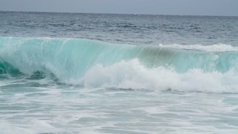 Wellen,-Die-Im-Rauen-Ozean-Krachen