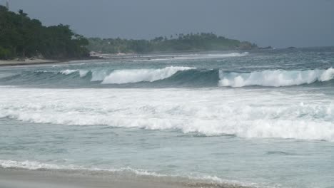Wellen-Schlagen-Entlang-Der-Bewölkten-Indonesischen-Küste