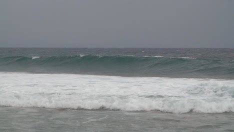 Wellen,-Die-Vor-Stürmischer-Küste-Krachen