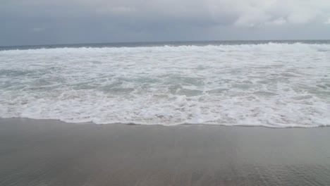 Schäumende-Wellen-Krachen-Am-Strand