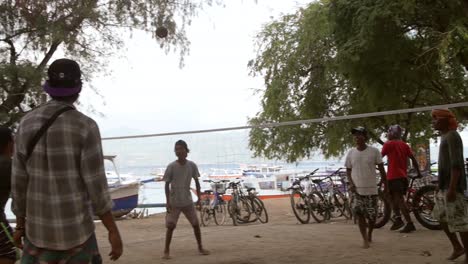 Chicos-jugando-voleibol-en-Indonesia