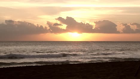Sonnenuntergang-über-Dem-Indonesischen-Strand