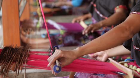 Mujeres-indonesias-tejiendo-en-un-taller