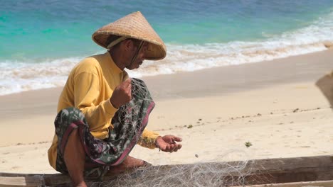 Pescador-indonesio-en-una-playa
