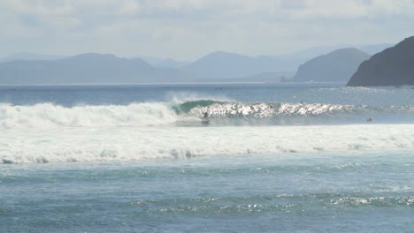 Wellenreiten-An-Einem-Tropischen-Strand-Surf