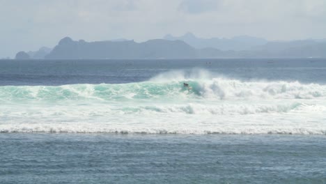 Surfer-tallando-una-ola