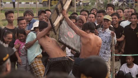 Hombres-indonesios-que-luchan-con-palos-y-escudos