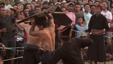 Schiedsrichterentscheidung-Im-Indonesischen-Gladiatorenkampf