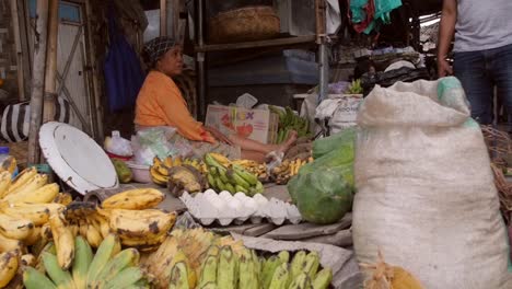 Frau-Sitzt-An-Einem-Bananenmarktstand