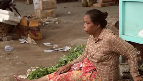 ältere-Indonesische-Frau,-Die-Auf-Dem-Boden-Sitzt