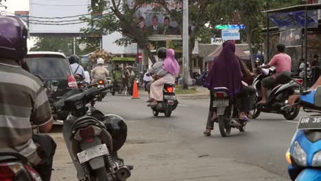 Scooter-saliendo-a-la-carretera-de-Indonesia