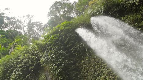 Schuss-Einen-Wasserfall-Hinunterschwenken