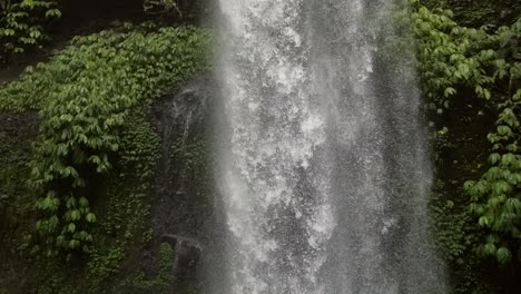 Nach-Unten-Schwenken,-Um-Das-Wasserfall-Tauchbecken-Freizugeben