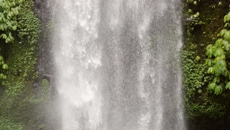 Nahaufnahme-Von-Wasserfallkaskade