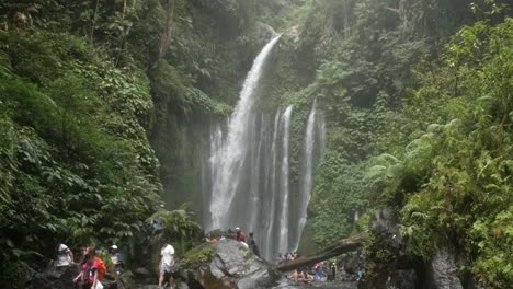 Touristen-An-Einem-Wasserfall-In-Indonesien