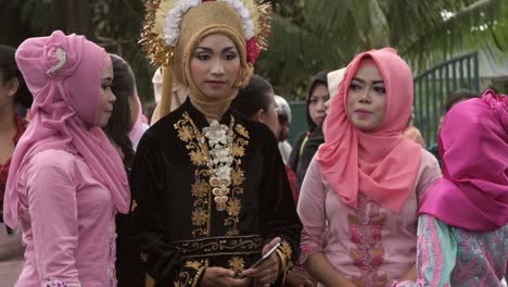 Frauen-Bei-Einem-Indonesischen-Hochzeitszug