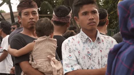 Einen-Indonesischen-Hochzeitszug-Entlang-Schwenken