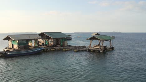 Ponton-Schwimmt-In-Der-Indonesischen-Bucht