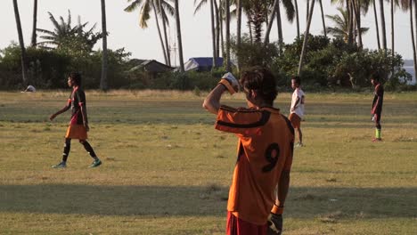Indonesische-Männer,-Die-Fußball-Spielen