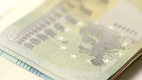 Verfolgung-über-Stapel-Von-Euro-Banknoten